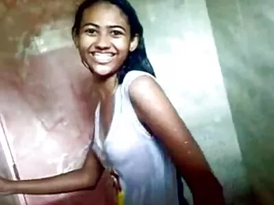 Nyomi Banxxx তার ছেলের বন্ধুকে প্রলুব্ধ সেক্সি সেক্সি বিএফ করে
