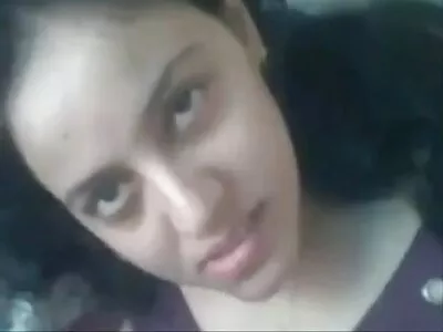 জুলিয়া ডি লুসিয়া সেক্সি সেক্সি বিএফ দাড়িওয়ালা স্ট্যালিয়নে আঘাত করে এবং চড়ে