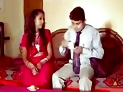 বুজি লেডি সেক্সি সেক্সি বিএফ হাম্পস এফ স্টিফ পেনির উপর